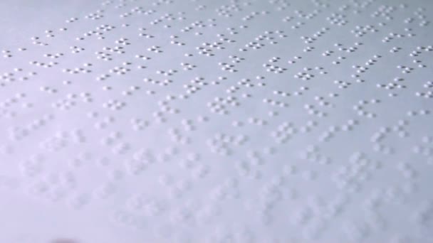 盲人残疾特写Braille教科书不能看到阅读宏观视图 — 图库视频影像