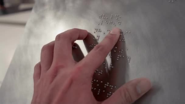 失明人士阅读盲文文字特写手和手指头残障人士 — 图库视频影像
