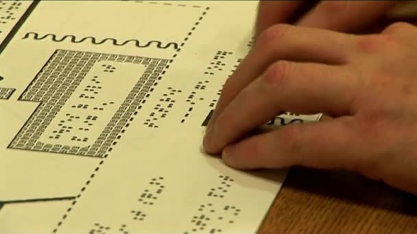 Közelkép Braille Író Rendszer Ábécéjéről Felvétel Mozog Mutatja Ábécét Számokat — Stock videók