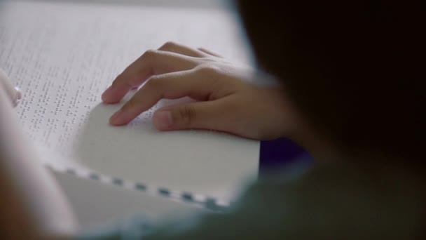 Handicapovaný Slepec Číst Braille Kniha Svět Braille Den — Stock video