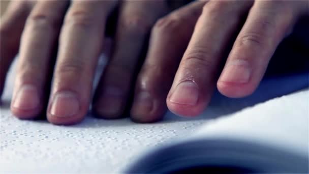 Personas Ciegas Que Leen Libros Braille Con Manos Con Discapacidad — Vídeo de stock