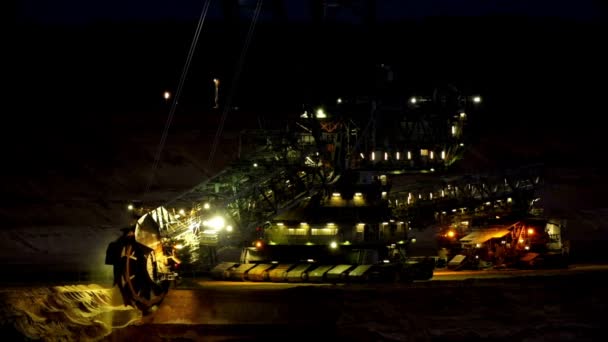 Нічний Видобуток Вугілля Гігантське Колесо Екскаватора Довгий Конвеєр Темні Рудники — стокове відео