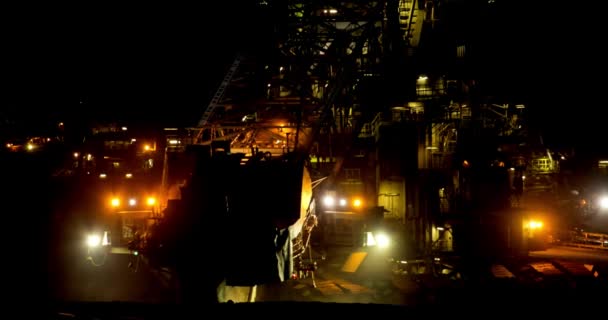 Noční Těžba Uhlí Obrovské Kolo Kolečkového Bagru Dlouhý Dopravník Tmavé — Stock video