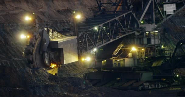 夜の炭鉱 バケットホイール掘削機の巨大なホイール 長いコンベア ダークピット マイン — ストック動画