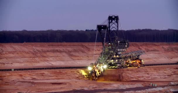 Giant Mining Excavator Bodem Oppervlakte Graafmachine Mijnbouw Mineraal Erts — Stockvideo