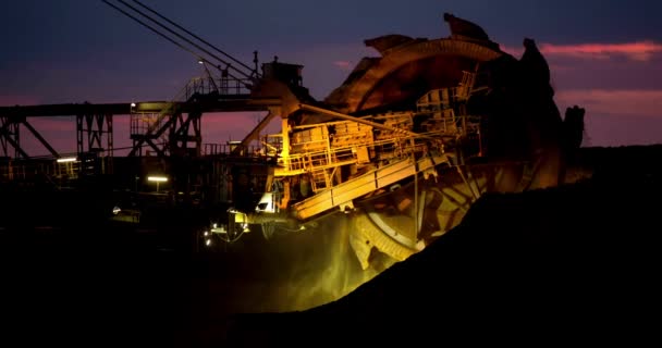 Kahverengi Kömür Madenciliğinde Kullanılan Endüstriyel Traktör Endüstrisi Çelik Dev Makineler — Stok video