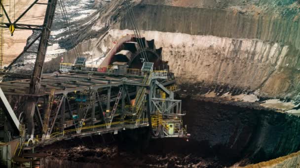産業機械トラクター業界ブラウン石炭露天掘りで使用される鉄鋼巨大機械 — ストック動画