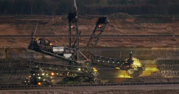 褐煤露天开采用钢巨型机工业拖拉机工业 — 图库视频影像