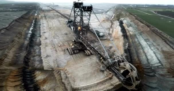 Τεράστια Μηχανή Εξόρυξης Στο Ορυχείο Άνθρακα Εκσκαφέας — Αρχείο Βίντεο