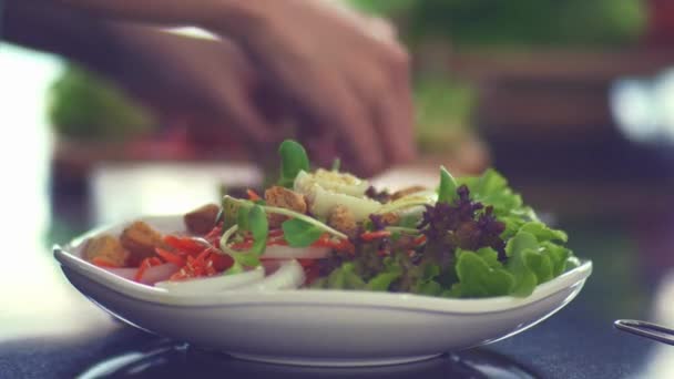 在家里的厨房里做沙拉 在家里做健康的饭菜 — 图库视频影像