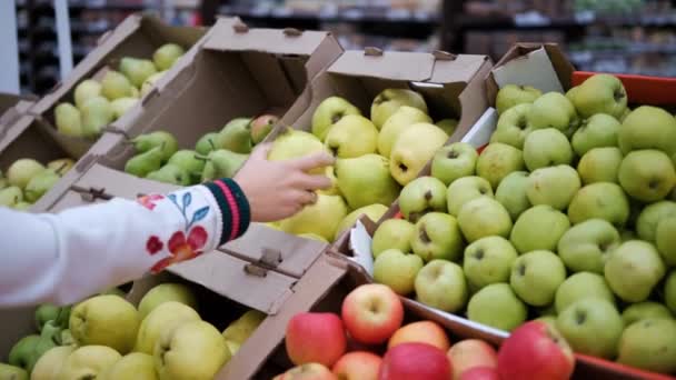 杂货店供应新鲜蔬菜和有机水果食品 提供健康的饮食 — 图库视频影像
