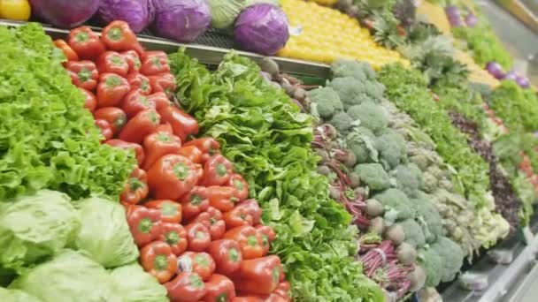 杂货店供应新鲜蔬菜和有机水果食品 提供健康的饮食 — 图库视频影像