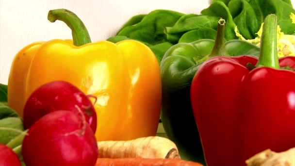 家庭で健康的な食事を作るための食料品店のビデオで野菜や果物 — ストック動画