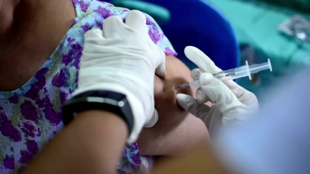 Corona Virus Vaccin Bras Injection Seringue Aiguille Médical Covid Traitement — Video