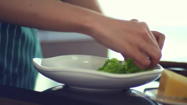 Close Προετοιμάσει Υγιεινά Γεύματα Στο Σπίτι Κάνουν Θρεπτικά Και Βιολογικά — Αρχείο Βίντεο