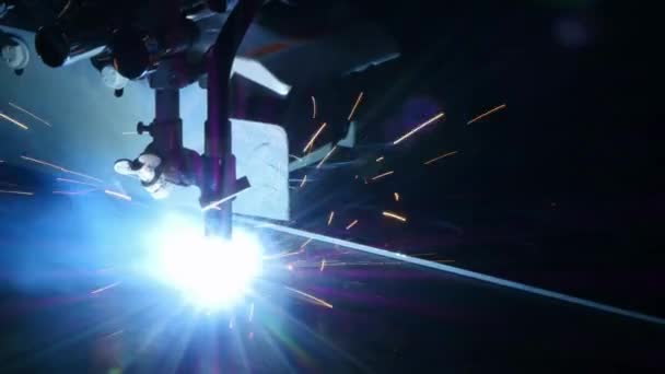 特写镜头明亮的焊接机光亮的焊接机缓慢的钢铁工人炽热的火焰明亮的钢工业 — 图库视频影像
