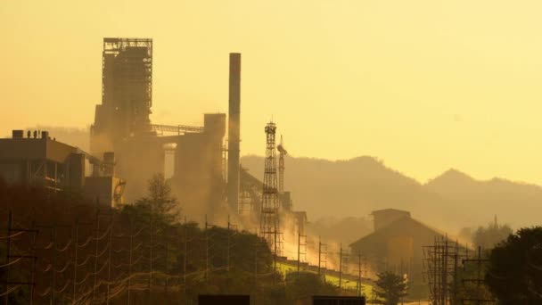 Industriële Luchtverontreiniging Silhouet Van Fabriek Energie Industrie Mijn Schoorsteen Mist — Stockvideo