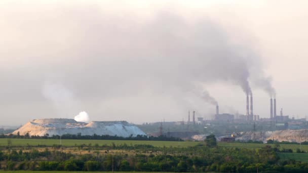 工場電力業界の産業大気汚染のシルエット空霧の中で私の煙突Hd — ストック動画