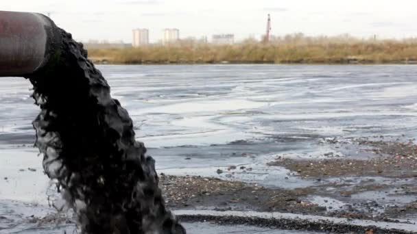 工业排放管工厂废水排入河流造成水污染 污染海洋生态系统 — 图库视频影像