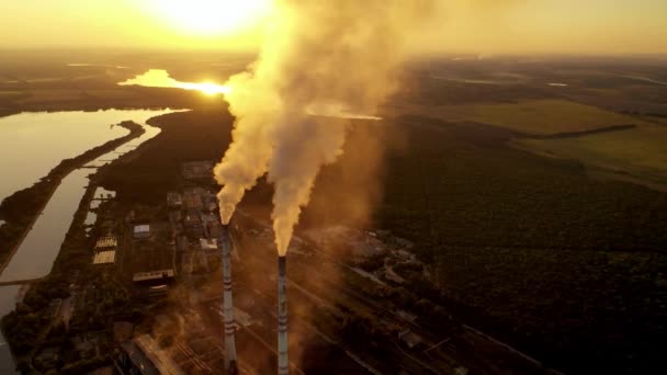Przemysłowe Zanieczyszczenie Powietrza Sylwetka Fabrycznego Przemysłu Energetycznego Komin Kopalniany Mgle — Wideo stockowe