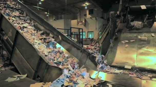 Kunststoff Und Verpackungsabfälle Werden Der Fabrik Über Förderbänder Als Recyclingmaterial — Stockvideo