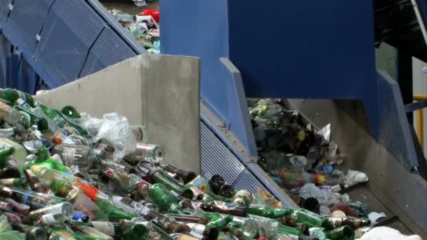 收集成堆的铁质塑料废物及工业废物供循环再用 — 图库视频影像