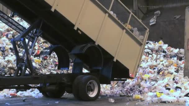 Riesen Clamp Lkw Maschinen Bewegen Abfallmaterial Für Das Recycling Als — Stockvideo