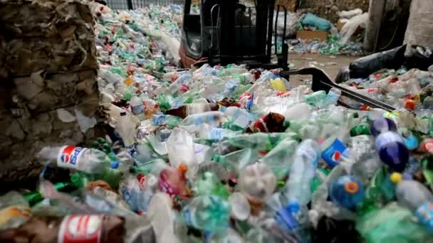 废品回收利用工业废品回收塑料正在研磨的过程 — 图库视频影像