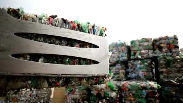재활용 쓰레기를 재활용하여 재활용 쓰레기를 재활용하는 산업의 폐기물 — 비디오