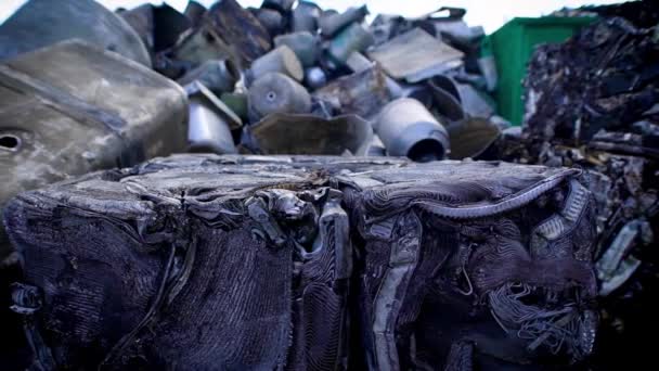 Berge Von Eisernen Kunststoffabfällen Und Industrieabfällen Die Für Das Recycling — Stockvideo