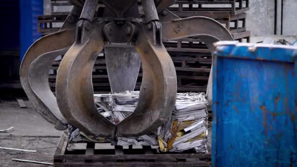 Macchine Autocarri Pinza Gigante Movimentano Materiali Scarto Riciclaggio Come Reimpianto — Video Stock