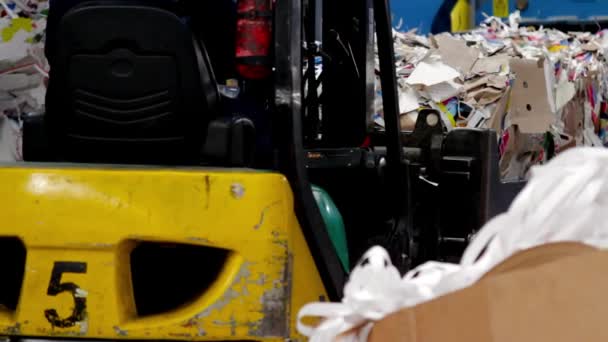 Materialabfall Wird Gabelstaplermotor Zur Recyclinganlage Transportiert — Stockvideo