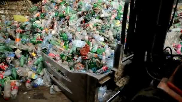 材料廃棄物はフォークリフトトラックエンジンで輸送され リサイクル工場に輸送されます — ストック動画