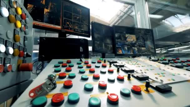 Knop Monitor Room Proces Fabriek Materiaalverwerking Industrie Verzamelt Beheert Converteert — Stockvideo