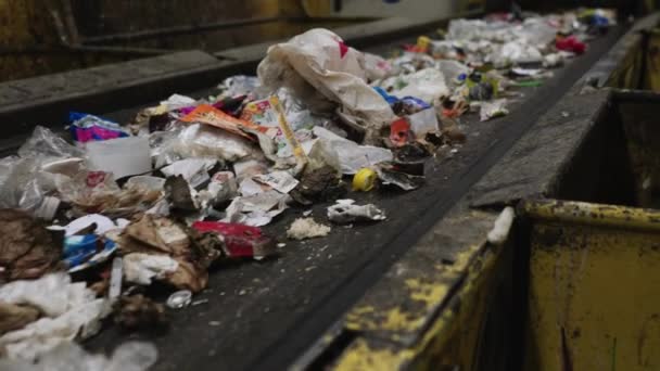 Surový Plastový Odpad Dopravníkovém Recyklačním Prostředí Ekologický Zelený Odpadkový Materiál — Stock video