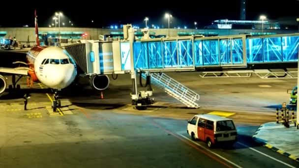 准备飞机在后勤机场飞行 并在夜间背景下快速飞行 — 图库视频影像