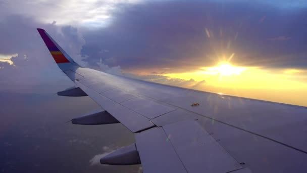 Красивий Вид Крила Літака Панорамний Вид Червоні Вечірні Хмари Подорожі — стокове відео