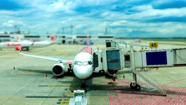 Uçağın Lojistik Havaalanlarında Yolcu Hızlı Hareket Arka Planında Uçmaya Hazırlanması — Stok video
