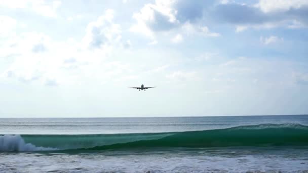 Letadlo Zblízka Překračuje Moře Připravuje Přistání — Stock video