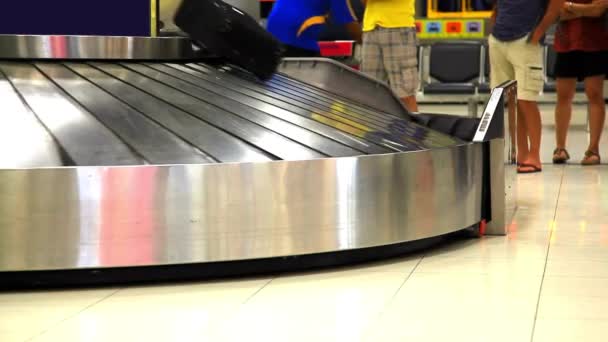 Luggage Bags Conveyor Belts Airport Pick Area Travel Business Trip — Stock Video