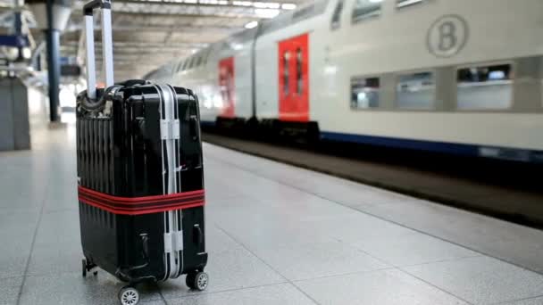 Close Bagage Koffer Tas Met Trein Wazige Achtergrond Voor Reizen — Stockvideo