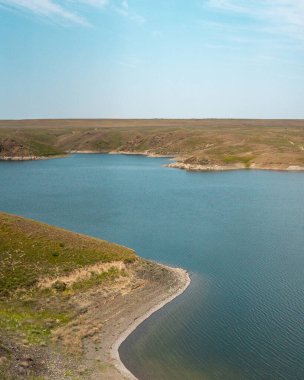 Nehir ve mavi gökyüzü ile güzel manzara, Almatı, Kazakistan