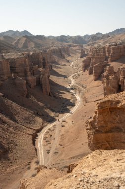 Çöldeki nehir kanyonu manzarası. Orta Asya 'daki Charyn Kanyonu, Orta Asya, Kazakistan