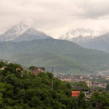 Eski dağ kasabasının manzarası.