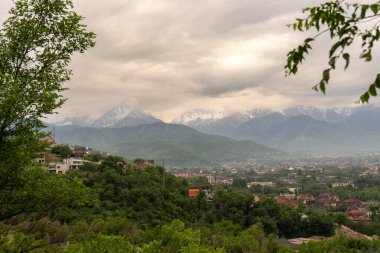Eski dağ kasabasının manzarası.