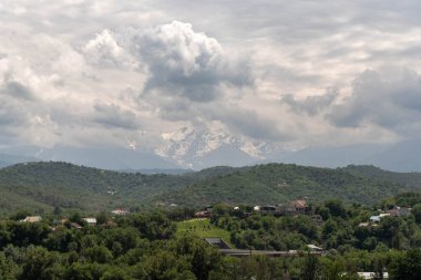 Yazın dağların manzarası