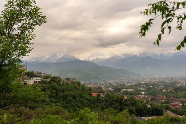 Eski dağ kasabasının manzarası.