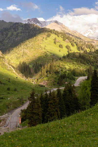 Dağları ve mavi gökyüzü olan güzel bir manzara.