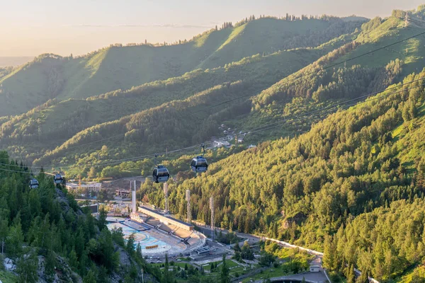 Dağlardaki yolun havadan görünüşü