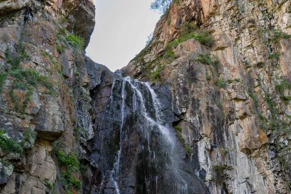 Dağlarda güzel bir şelale